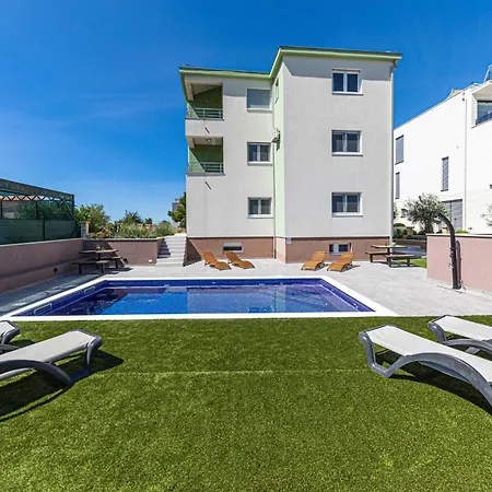 One-bedroom Saldun With Sea View 09 شقة *